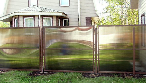 Забор из сотового поликарбоната